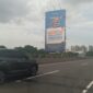 Foto: Reklame berukuran besar di kawasan Jalan Nasional 1, Sumur Batu, Kecamatan Kemayoran, Jakarta Pusat, baru-baru ini. Keberadaan reklame tersebut disorot warga karena diduga tidak memiliki Izin Penyelenggaraan Reklame (IPR) dan tidak tercatat dalam sistem perizinan Pemerintah Provinsi DKI Jakarta.