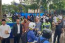Foto: Sejumlah advokat dan tokoh organisasi kemasyarakatan membagikan paket takjil kepada pengendara yang melintas di kawasan Alun-Alun Pondok Aren, Tangerang Selatan, Jumat (6/3/2026)