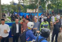 Foto: Sejumlah advokat dan tokoh organisasi kemasyarakatan membagikan paket takjil kepada pengendara yang melintas di kawasan Alun-Alun Pondok Aren, Tangerang Selatan, Jumat (6/3/2026)