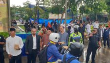 Foto: Sejumlah advokat dan tokoh organisasi kemasyarakatan membagikan paket takjil kepada pengendara yang melintas di kawasan Alun-Alun Pondok Aren, Tangerang Selatan, Jumat (6/3/2026)