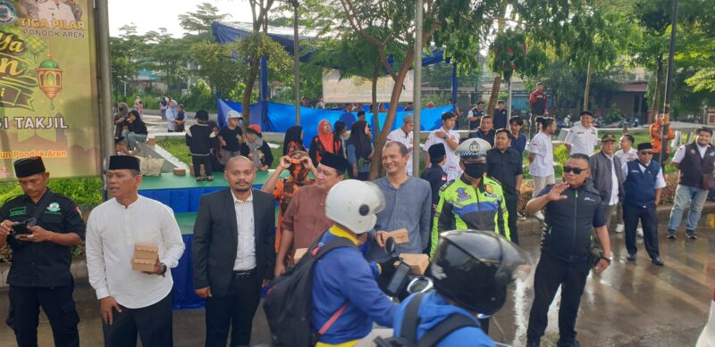 Foto: Sejumlah advokat dan tokoh organisasi kemasyarakatan membagikan paket takjil kepada pengendara yang melintas di kawasan Alun-Alun Pondok Aren, Tangerang Selatan, Jumat (6/3/2026)