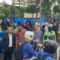 Foto: Sejumlah advokat dan tokoh organisasi kemasyarakatan membagikan paket takjil kepada pengendara yang melintas di kawasan Alun-Alun Pondok Aren, Tangerang Selatan, Jumat (6/3/2026)