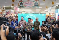 Pemerintah bersama pelaku usaha meluncurkan Program Belanja di Indonesia Aja (BINA) Lebaran 2026 sebagai upaya memperkuat konsumsi domestik selama Ramadan hingga Idulfitri. Program ini ditargetkan mampu mencatatkan transaksi hingga Rp53,38 triliun.