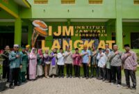 Menteri Kebudayaan Fadli Zon meninjau kawasan Institut Jam’iyah Mahmudiyah di Kabupaten Langkat, Sumatra Utara, dalam rangkaian kunjungan kerjanya untuk melihat langsung dampak banjir yang melanda wilayah tersebut.
Dalam kunjungan tersebut, Fadli juga menyerahkan bantuan bagi lembaga pendidikan serta kawasan cagar budaya yang terdampak banjir.