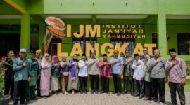 Menteri Kebudayaan Fadli Zon meninjau kawasan Institut Jam’iyah Mahmudiyah di Kabupaten Langkat, Sumatra Utara, dalam rangkaian kunjungan kerjanya untuk melihat langsung dampak banjir yang melanda wilayah tersebut.
Dalam kunjungan tersebut, Fadli juga menyerahkan bantuan bagi lembaga pendidikan serta kawasan cagar budaya yang terdampak banjir.