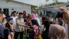 Menteri Kebudayaan RI Fadli Zon menyerahkan bantuan dukungan pemulihan pascabencana banjir kepada masyarakat di Kabupaten Aceh Tamiang, Selasa (10/3).