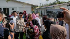 Menteri Kebudayaan RI Fadli Zon menyerahkan bantuan dukungan pemulihan pascabencana banjir kepada masyarakat di Kabupaten Aceh Tamiang, Selasa (10/3).