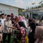 Menteri Kebudayaan RI Fadli Zon menyerahkan bantuan dukungan pemulihan pascabencana banjir kepada masyarakat di Kabupaten Aceh Tamiang, Selasa (10/3).