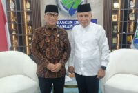 Foto: Wakil Ketua Umum Asosiasi Pedagang Kaki Lima Indonesia (APKLI) Pence Harahap (kiri) berfoto bersama Menteri Desa dan Pembangunan Daerah Tertinggal usai melakukan dialog terkait perlindungan pedagang kecil dan pelaku UMKM di kantor Kementerian Desa dan PDT, Jakarta.
