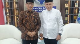 Foto: Wakil Ketua Umum Asosiasi Pedagang Kaki Lima Indonesia (APKLI) Pence Harahap (kiri) berfoto bersama Menteri Desa dan Pembangunan Daerah Tertinggal usai melakukan dialog terkait perlindungan pedagang kecil dan pelaku UMKM di kantor Kementerian Desa dan PDT, Jakarta.