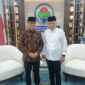 Foto: Wakil Ketua Umum Asosiasi Pedagang Kaki Lima Indonesia (APKLI) Pence Harahap (kiri) berfoto bersama Menteri Desa dan Pembangunan Daerah Tertinggal usai melakukan dialog terkait perlindungan pedagang kecil dan pelaku UMKM di kantor Kementerian Desa dan PDT, Jakarta.