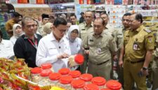 Foto: Kepala Badan Pengawas Obat dan Makanan (BPOM) RI Taruna Ikrar bersama Sekretaris Daerah Provinsi DKI Jakarta Uus Kuswanto meninjau produk pangan saat inspeksi mendadak (sidak) di Lottemart Grosir Ciracas, Jakarta Timur, Senin (9/3/2026)