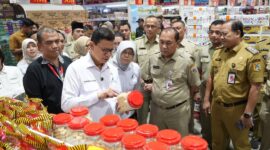 Foto: Kepala Badan Pengawas Obat dan Makanan (BPOM) RI Taruna Ikrar bersama Sekretaris Daerah Provinsi DKI Jakarta Uus Kuswanto meninjau produk pangan saat inspeksi mendadak (sidak) di Lottemart Grosir Ciracas, Jakarta Timur, Senin (9/3/2026)