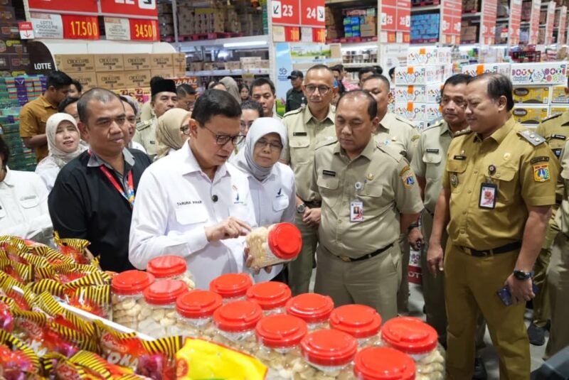 Foto: Kepala Badan Pengawas Obat dan Makanan (BPOM) RI Taruna Ikrar bersama Sekretaris Daerah Provinsi DKI Jakarta Uus Kuswanto meninjau produk pangan saat inspeksi mendadak (sidak) di Lottemart Grosir Ciracas, Jakarta Timur, Senin (9/3/2026)