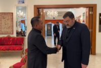Foto: Anggota Komisi I DPR RI dari Fraksi PDI Perjuangan, Yulius Setiarto (kiri), berjabat tangan dengan perwakilan Kedutaan Besar Republik Islam Iran saat berkunjung ke Kedubes Iran di Jakarta, Senin (9/3/2026)