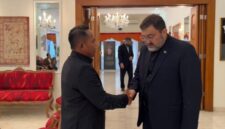 Foto: Anggota Komisi I DPR RI dari Fraksi PDI Perjuangan, Yulius Setiarto (kiri), berjabat tangan dengan perwakilan Kedutaan Besar Republik Islam Iran saat berkunjung ke Kedubes Iran di Jakarta, Senin (9/3/2026)