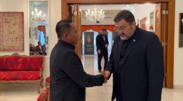 Foto: Anggota Komisi I DPR RI dari Fraksi PDI Perjuangan, Yulius Setiarto (kiri), berjabat tangan dengan perwakilan Kedutaan Besar Republik Islam Iran saat berkunjung ke Kedubes Iran di Jakarta, Senin (9/3/2026)