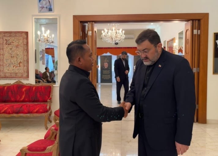 Foto: Anggota Komisi I DPR RI dari Fraksi PDI Perjuangan, Yulius Setiarto (kiri), berjabat tangan dengan perwakilan Kedutaan Besar Republik Islam Iran saat berkunjung ke Kedubes Iran di Jakarta, Senin (9/3/2026)