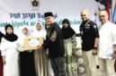 Foto: Ketua Persatuan Wartawan Indonesia (PWI) Provinsi DKI Jakarta Kesit B. Handoyo secara simbolis menyerahkan paket sembako kepada anak yatim dalam kegiatan PWI Jaya Berbagi di Jakarta. Kegiatan sosial tersebut didukung oleh PT Tanur Muthmainnah Tour yang menyalurkan 150 paket sembako sebagai bentuk kepedulian terhadap masyarakat yang membutuhkan.