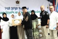 Foto: Ketua Persatuan Wartawan Indonesia (PWI) Provinsi DKI Jakarta Kesit B. Handoyo secara simbolis menyerahkan paket sembako kepada anak yatim dalam kegiatan PWI Jaya Berbagi di Jakarta. Kegiatan sosial tersebut didukung oleh PT Tanur Muthmainnah Tour yang menyalurkan 150 paket sembako sebagai bentuk kepedulian terhadap masyarakat yang membutuhkan.