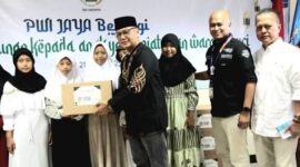 Foto: Ketua Persatuan Wartawan Indonesia (PWI) Provinsi DKI Jakarta Kesit B. Handoyo secara simbolis menyerahkan paket sembako kepada anak yatim dalam kegiatan PWI Jaya Berbagi di Jakarta. Kegiatan sosial tersebut didukung oleh PT Tanur Muthmainnah Tour yang menyalurkan 150 paket sembako sebagai bentuk kepedulian terhadap masyarakat yang membutuhkan.