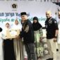 Foto: Ketua Persatuan Wartawan Indonesia (PWI) Provinsi DKI Jakarta Kesit B. Handoyo secara simbolis menyerahkan paket sembako kepada anak yatim dalam kegiatan PWI Jaya Berbagi di Jakarta. Kegiatan sosial tersebut didukung oleh PT Tanur Muthmainnah Tour yang menyalurkan 150 paket sembako sebagai bentuk kepedulian terhadap masyarakat yang membutuhkan.