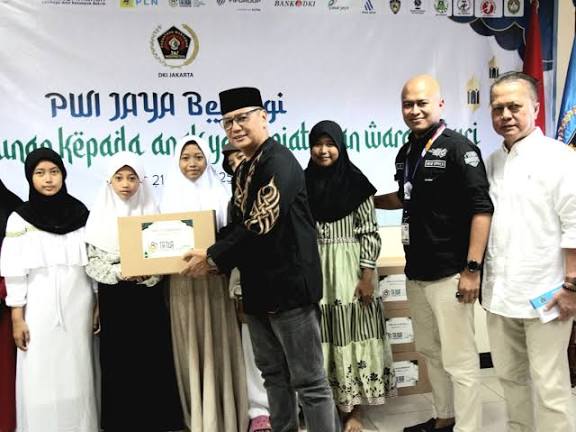 Foto: Ketua Persatuan Wartawan Indonesia (PWI) Provinsi DKI Jakarta Kesit B. Handoyo secara simbolis menyerahkan paket sembako kepada anak yatim dalam kegiatan PWI Jaya Berbagi di Jakarta. Kegiatan sosial tersebut didukung oleh PT Tanur Muthmainnah Tour yang menyalurkan 150 paket sembako sebagai bentuk kepedulian terhadap masyarakat yang membutuhkan.