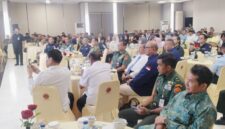 Foto: Para pimpinan organisasi masyarakat (Ormas) Bela Negara, pejabat Kementerian Pertahanan, serta undangan mengikuti kegiatan silaturahmi dan buka puasa bersama yang diselenggarakan Badan Cadangan Nasional (Bacadnas) Kemhan RI di Aula Bela Negara, Gedung R. Suprapto, Ditjen Potensi Pertahanan Kemhan RI, Jakarta, Selasa (10/3/2026).