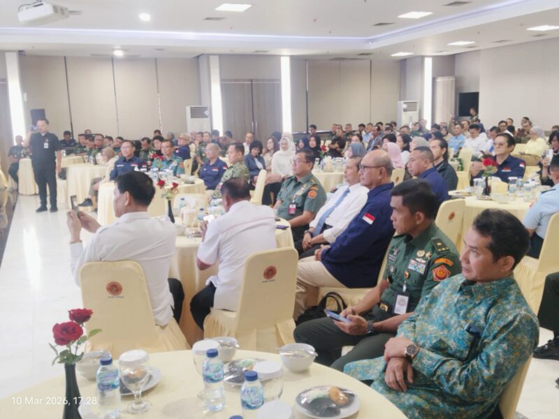 Foto: Para pimpinan organisasi masyarakat (Ormas) Bela Negara, pejabat Kementerian Pertahanan, serta undangan mengikuti kegiatan silaturahmi dan buka puasa bersama yang diselenggarakan Badan Cadangan Nasional (Bacadnas) Kemhan RI di Aula Bela Negara, Gedung R. Suprapto, Ditjen Potensi Pertahanan Kemhan RI, Jakarta, Selasa (10/3/2026).