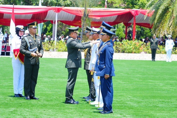 Puspen TNI). Panglima TNI Jenderal TNI Agus Subiyanto melantik dan mengambil sumpah 796 Perwira Prajurit Karier (Pa PK) TNI Reguler dan Program Khusus (Progsus) Tahun Anggaran 2026, dalam upacara Prasetya Perwira yang dihadiri Wakil Panglima TNI Jenderal TNI Tandyo Budi R, Kepala Staf Angkatan Darat Jenderal TNI Maruli Simanjuntak, Kepala Staf Angkatan Laut Laksamana TNI Muhammad Ali, Kepala Staf Angkatan Udara Marsekal TNI Mohamad Tonny Harjono serta Dankodiklat TNI Letjen TNI Mohamad Naudi Nurdika, bertempat di Lapangan Prima Mabes TNI Cilangkap, Jakarta Timur, Kamis (12/3/2026).