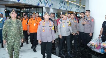 Puspen TNI). Panglima TNI Jenderal TNI Agus Subiyanto bersama Kapolri Jenderal Polisi Listyo Sigit Prabowo dan beberapa menteri Kabinet Merah Putih meninjau secara langsung kesiapan sarana prasarana di Pelabuhan Merak dalam rangka mendukung kelancaran Arus Mudik Lebaran tahun 2026, bertempat di Dermaga Eksekutif Pelabuhan ASDP Merak, Banten, Jumat (13/3/2026).