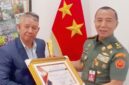 Foto: Pemimpin Redaksi Sorot News Saripudin Ranex menyerahkan penghargaan kepada Wakil Rektor III Universitas Pertahanan RI Mayjen TNI Dr. H. Totok Imam Santoso, S.IP., S.Sos., M.Tr. Han., sebagai “Tokoh Pelopor Transformasi Kepemimpinan TNI dan Bapak Literasi Militer Indonesia” di Kampus Universitas Pertahanan RI