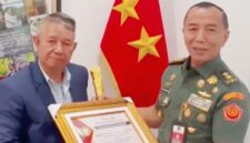 Foto: Pemimpin Redaksi Sorot News Saripudin Ranex menyerahkan penghargaan kepada Wakil Rektor III Universitas Pertahanan RI Mayjen TNI Dr. H. Totok Imam Santoso, S.IP., S.Sos., M.Tr. Han., sebagai “Tokoh Pelopor Transformasi Kepemimpinan TNI dan Bapak Literasi Militer Indonesia” di Kampus Universitas Pertahanan RI