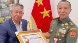 Foto: Pemimpin Redaksi Sorot News Saripudin Ranex menyerahkan penghargaan kepada Wakil Rektor III Universitas Pertahanan RI Mayjen TNI Dr. H. Totok Imam Santoso, S.IP., S.Sos., M.Tr. Han., sebagai “Tokoh Pelopor Transformasi Kepemimpinan TNI dan Bapak Literasi Militer Indonesia” di Kampus Universitas Pertahanan RI