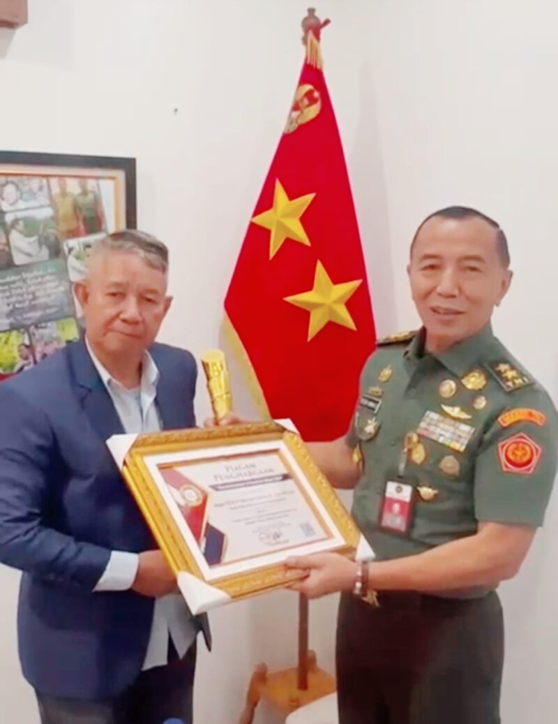 Foto: Pemimpin Redaksi Sorot News Saripudin Ranex menyerahkan penghargaan kepada Wakil Rektor III Universitas Pertahanan RI Mayjen TNI Dr. H. Totok Imam Santoso, S.IP., S.Sos., M.Tr. Han., sebagai “Tokoh Pelopor Transformasi Kepemimpinan TNI dan Bapak Literasi Militer Indonesia” di Kampus Universitas Pertahanan RI
