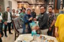 Foto: Wali Kota Administrasi Jakarta Barat menyerahkan cinderamata kepada perwakilan jurnalis saat acara buka puasa bersama Pemerintah Kota (Pemkot) Jakarta Barat dengan insan pers di Rumah Makan Kapau Pangeran Mudo, Jalan Kembangan Raya, Jakarta Barat