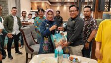 Foto: Wali Kota Administrasi Jakarta Barat menyerahkan cinderamata kepada perwakilan jurnalis saat acara buka puasa bersama Pemerintah Kota (Pemkot) Jakarta Barat dengan insan pers di Rumah Makan Kapau Pangeran Mudo, Jalan Kembangan Raya, Jakarta Barat