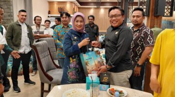 Foto: Wali Kota Administrasi Jakarta Barat menyerahkan cinderamata kepada perwakilan jurnalis saat acara buka puasa bersama Pemerintah Kota (Pemkot) Jakarta Barat dengan insan pers di Rumah Makan Kapau Pangeran Mudo, Jalan Kembangan Raya, Jakarta Barat