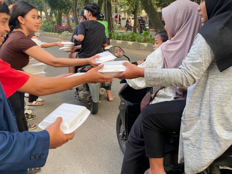 Foto: HIKMAHBUDHI Tangerang Selatan Gelar Aksi Berbagi Takjil Peringati HUT ke-14