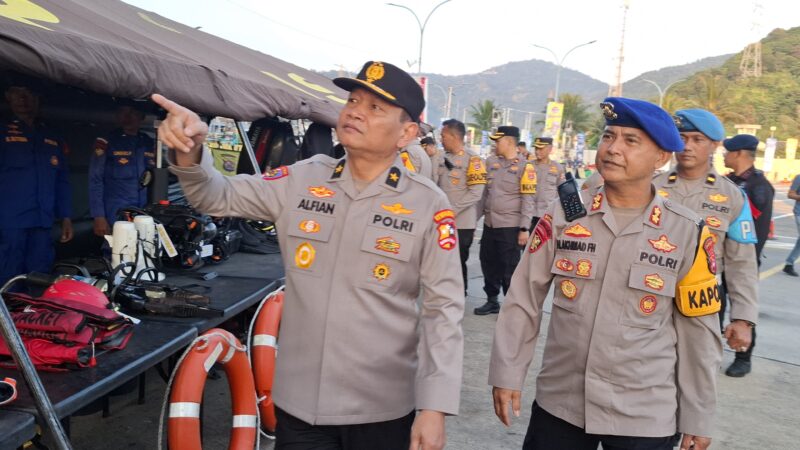 Foto: Tim Inspektorat Pengawasan Umum (Itwasum) Polri yang dipimpin Brigjen Pol. Alfian meninjau kesiapan personel dan peralatan pengamanan di Posko Terpadu Operasi Ketupat 2026 di kawasan Pelabuhan Merak, Banten, Senin (16/3/2026)