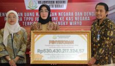 Kejaksaan Negeri Jakarta Barat menyetorkan uang rampasan negara dan denda perkara tindak pidana pencucian uang (TPPU) dari kasus perjudian online senilai Rp530,4 miliar ke kas negara.