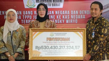 Kejaksaan Negeri Jakarta Barat menyetorkan uang rampasan negara dan denda perkara tindak pidana pencucian uang (TPPU) dari kasus perjudian online senilai Rp530,4 miliar ke kas negara.
