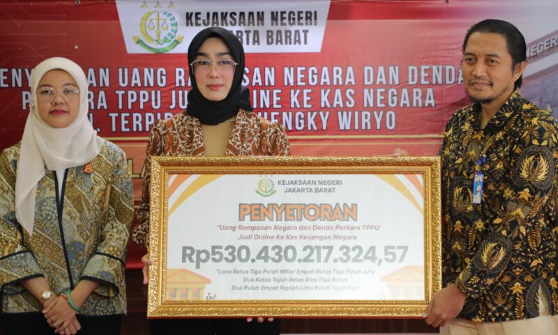 Kejaksaan Negeri Jakarta Barat menyetorkan uang rampasan negara dan denda perkara tindak pidana pencucian uang (TPPU) dari kasus perjudian online senilai Rp530,4 miliar ke kas negara.