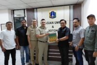 Foto: Perwakilan Pemerintah Kota Administrasi Jakarta Barat menyerahkan bingkisan Hari Raya Idul Fitri kepada Ketua Pokja Persatuan Wartawan Indonesia (PWI) Wali Kota Jakarta Barat di Kantor Wali Kota Jakarta Barat.