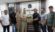 Foto: Perwakilan Pemerintah Kota Administrasi Jakarta Barat menyerahkan bingkisan Hari Raya Idul Fitri kepada Ketua Pokja Persatuan Wartawan Indonesia (PWI) Wali Kota Jakarta Barat di Kantor Wali Kota Jakarta Barat.