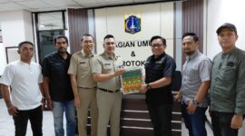 Foto: Perwakilan Pemerintah Kota Administrasi Jakarta Barat menyerahkan bingkisan Hari Raya Idul Fitri kepada Ketua Pokja Persatuan Wartawan Indonesia (PWI) Wali Kota Jakarta Barat di Kantor Wali Kota Jakarta Barat.