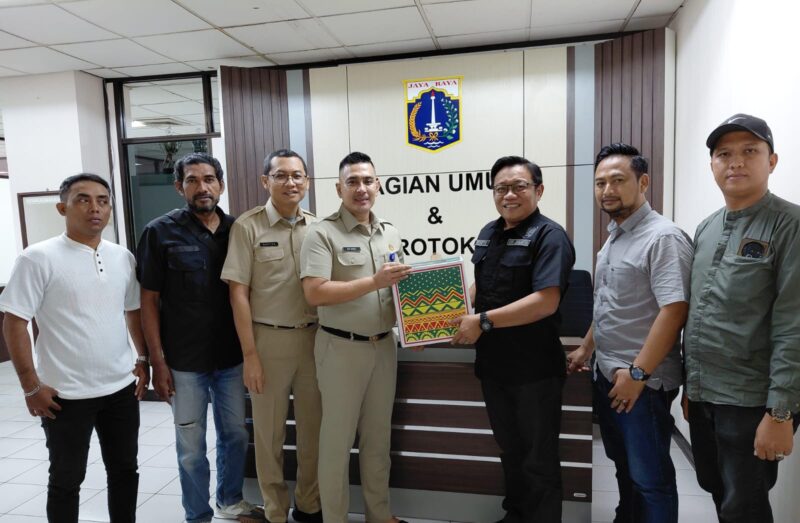 Foto: Perwakilan Pemerintah Kota Administrasi Jakarta Barat menyerahkan bingkisan Hari Raya Idul Fitri kepada Ketua Pokja Persatuan Wartawan Indonesia (PWI) Wali Kota Jakarta Barat di Kantor Wali Kota Jakarta Barat.