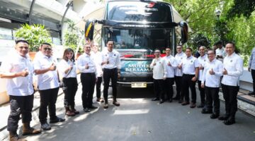 Menteri Koordinator Bidang Infrastruktur dan Pembangunan Kewilayahan, Agus Harimurti Yudhoyono, melepas keberangkatan peserta program Mudik Bersama Kementerian Koordinator Bidang Infrastruktur dan Pembangunan Kewilayahan (Kemenko Infra) menjelang Hari Raya Idul Fitri 1447 Hijriah, Senin (16/3).