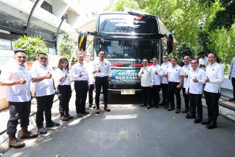Menteri Koordinator Bidang Infrastruktur dan Pembangunan Kewilayahan, Agus Harimurti Yudhoyono, melepas keberangkatan peserta program Mudik Bersama Kementerian Koordinator Bidang Infrastruktur dan Pembangunan Kewilayahan (Kemenko Infra) menjelang Hari Raya Idul Fitri 1447 Hijriah, Senin (16/3).