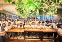 Foto: Sejumlah anggota Relawan Antar Generasi (RANGER) berfoto bersama usai menggelar acara buka puasa bersama di kawasan Kemanggisan, Jakarta